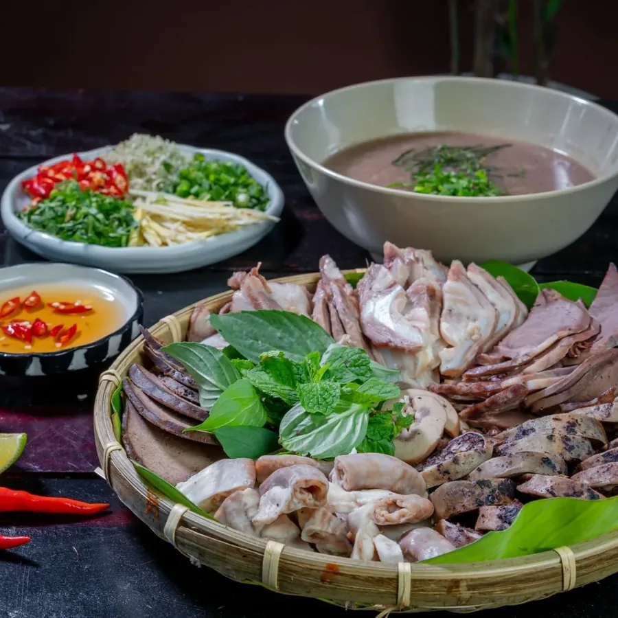 Bàn nướng đông khách tại Thủy Bún Bò Huế